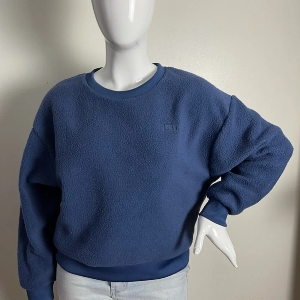 ⭐️Levi's Women's Meadow Polar Fleece Crew Sweatshirts, Blue Indigo M‎